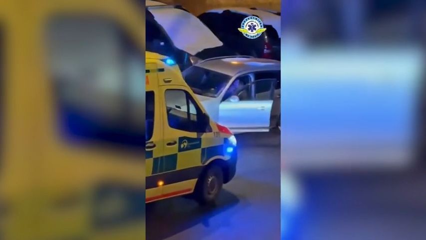 Záchranáře v Ostravě cestou k pacientovi blokovalo špatně zaparkované BMW. Řidič si s odjezdem dával na čas